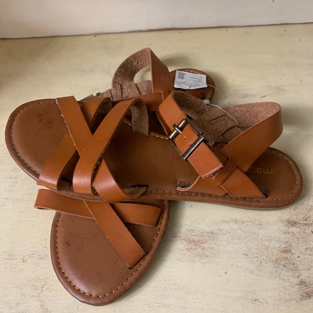 Maurice’s strap sandal size 8